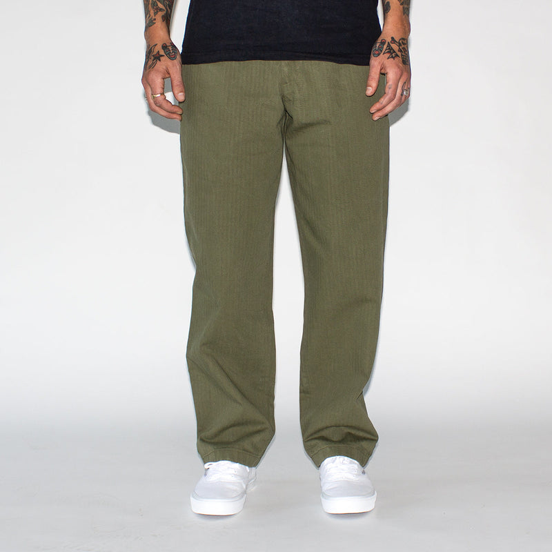 Noah | Classic Double-Pleat Herringbone Pant Color : Army Green