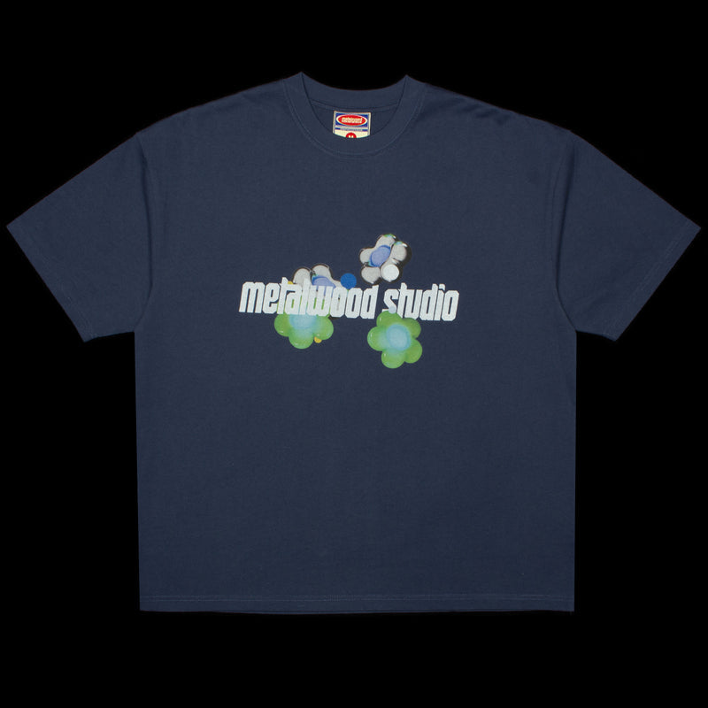 <ul> <li><span style="color: #cccccc;">Metalwood | Metal Flower T-Shirt</span></li> <li><span style="color: #cccccc;">Color : Navy</span></li> </ul>
