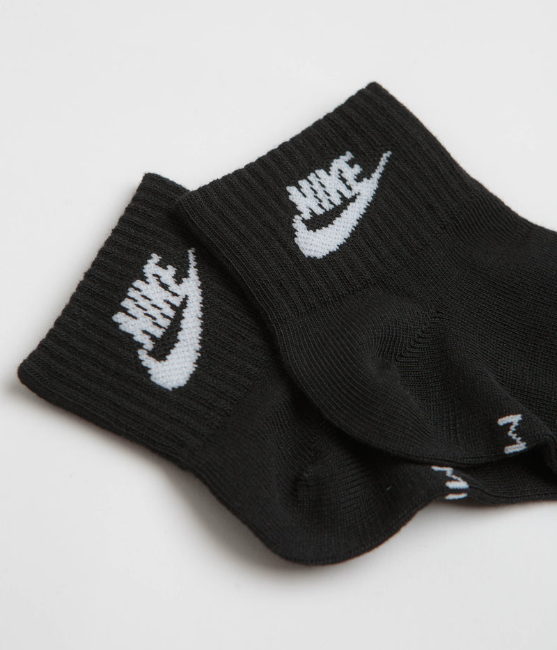 Nike Everyday Essential Ankle Socks (3 Pair) in Black and White