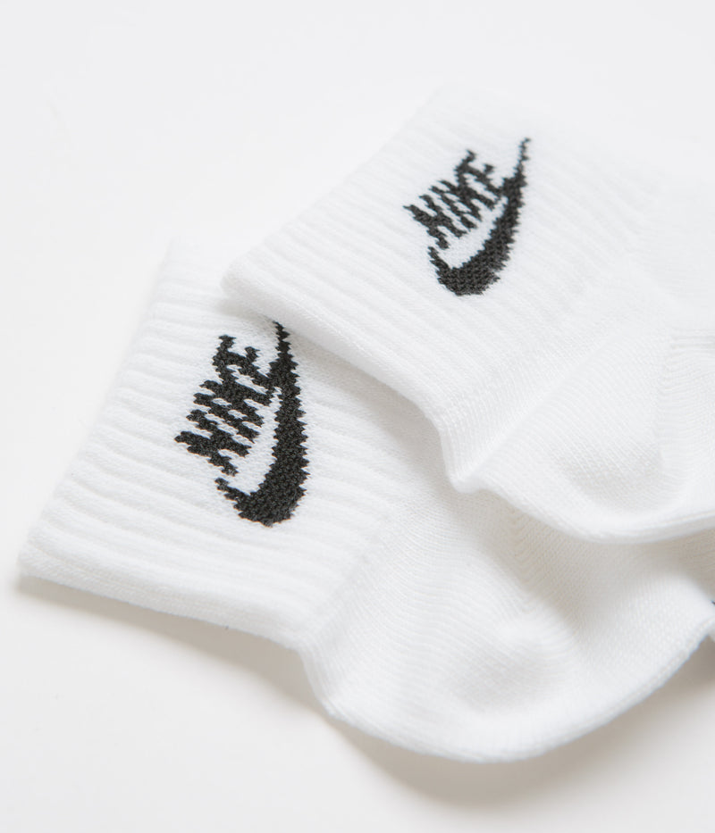 Nike Everyday Essential Ankle Socks (3 Pair) in White and Black